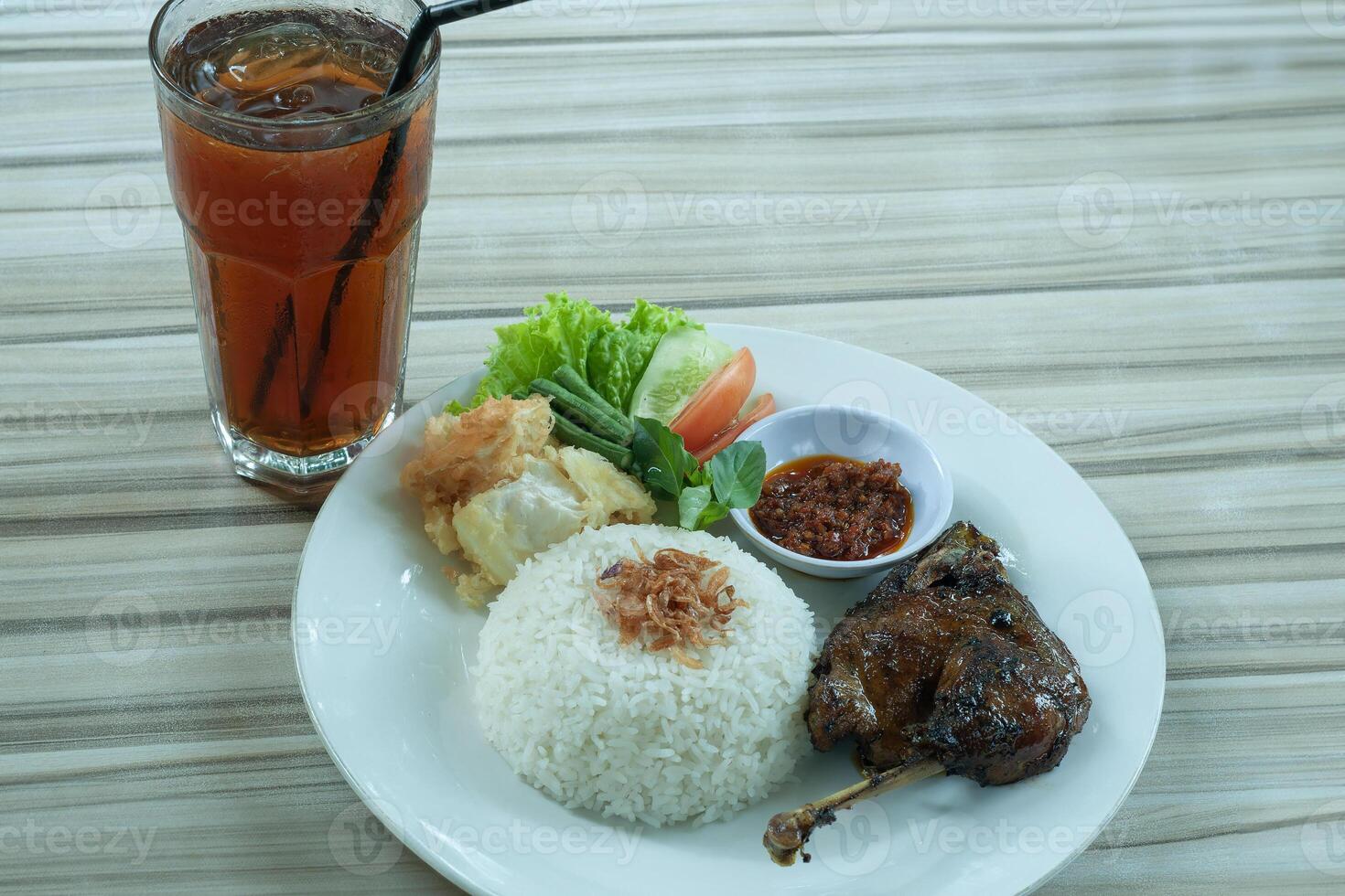 nasi Bebek bakar o A la parrilla Pato arroz foto