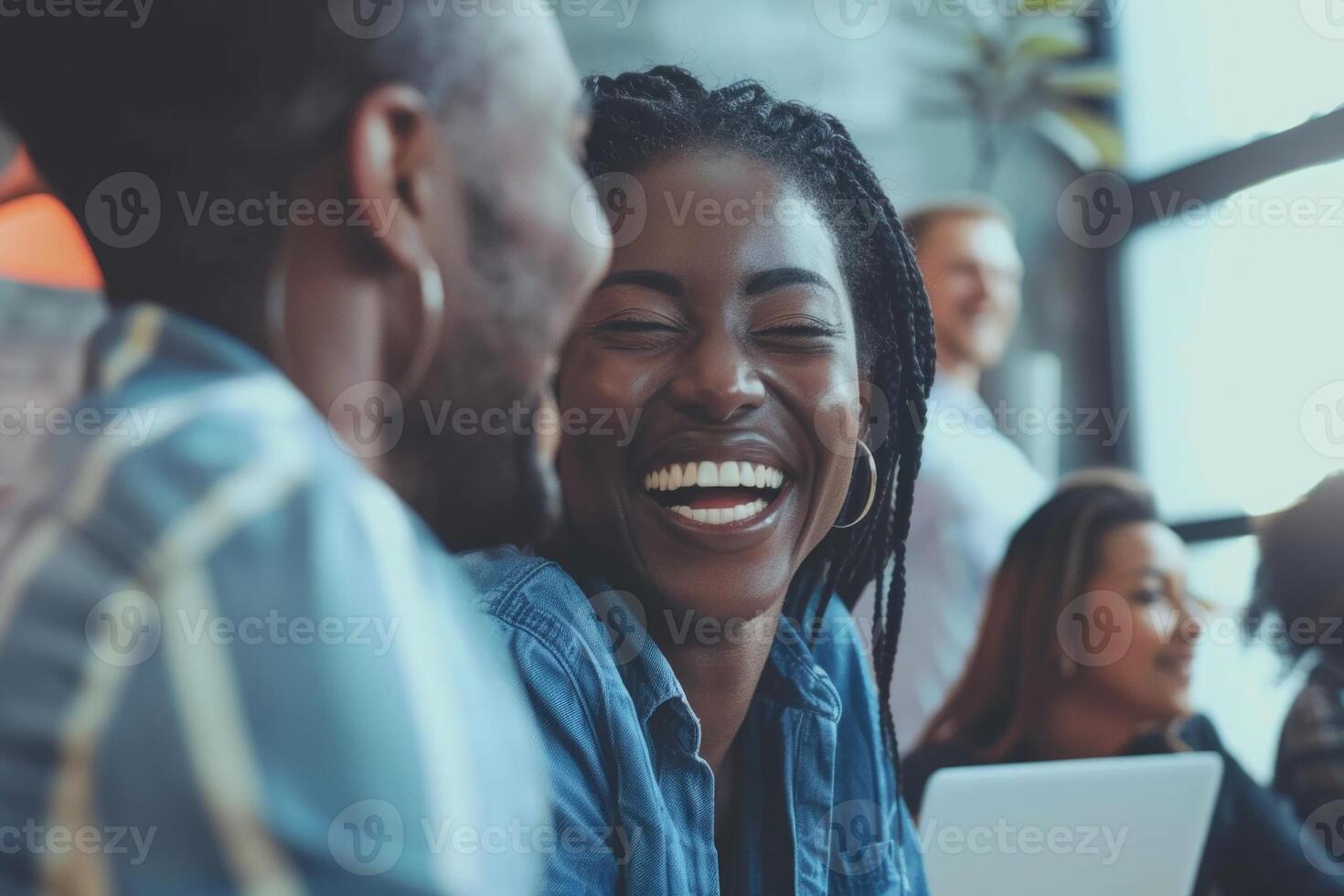 ai generado contento exitoso negocio profesionales trabajando juntos en creativo multicultural oficina. foto