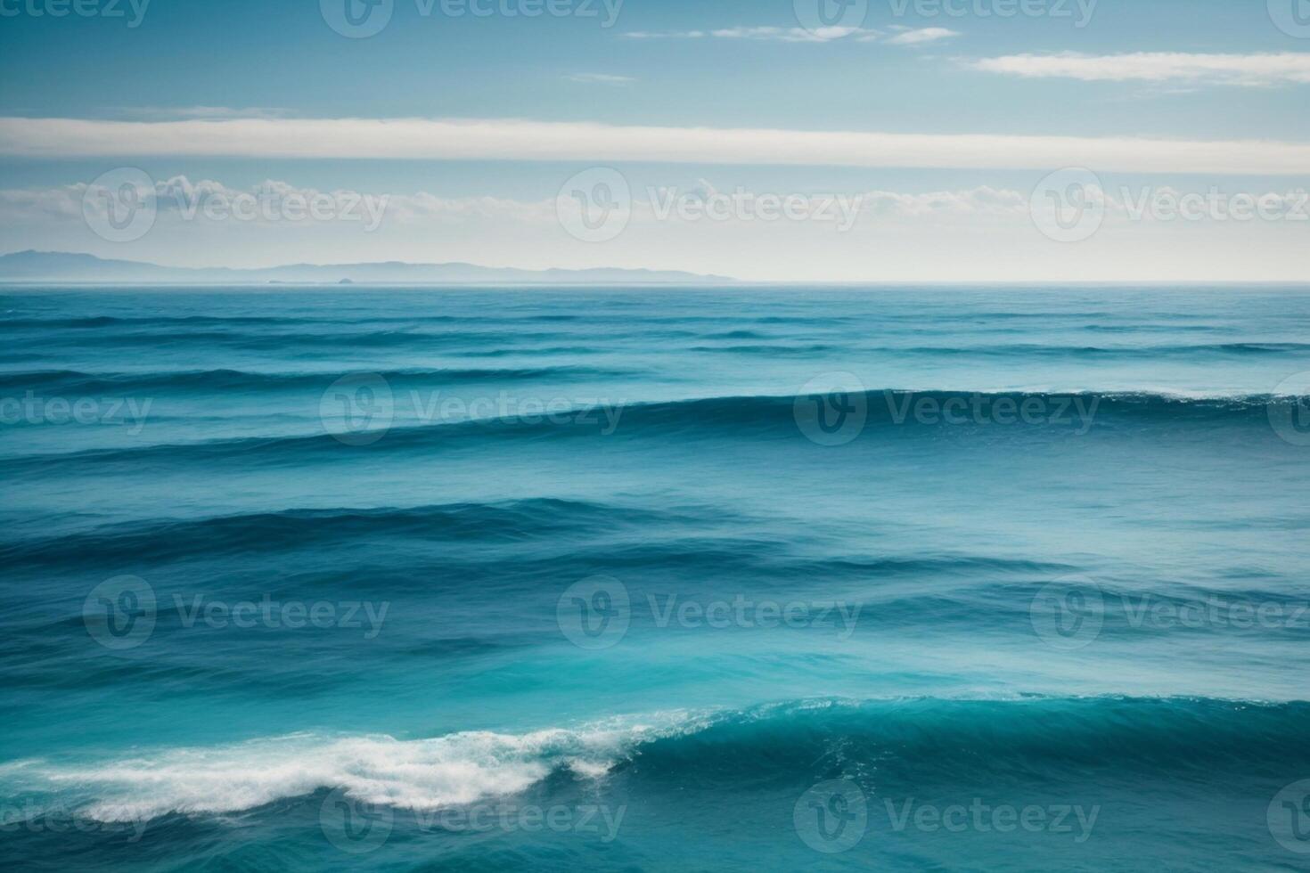 un hermosa playa con olas y azul cielo foto