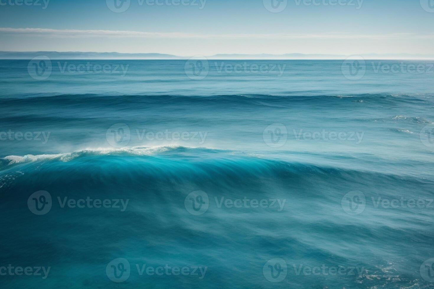 un hermosa playa con olas y azul cielo foto