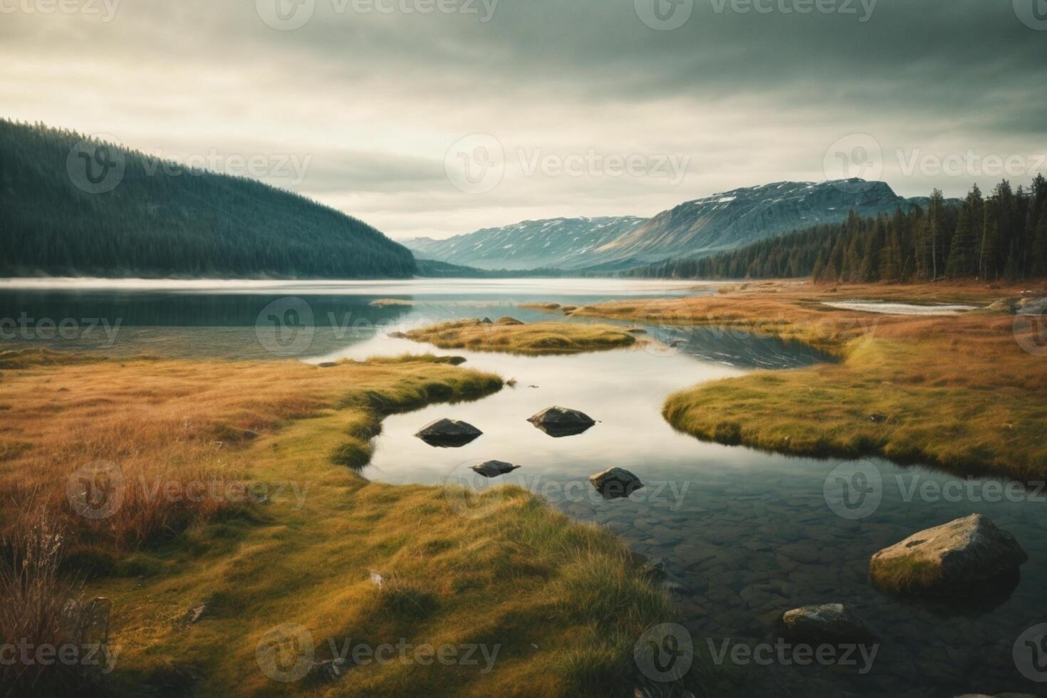 un lago rodeado por arboles y un puesta de sol foto