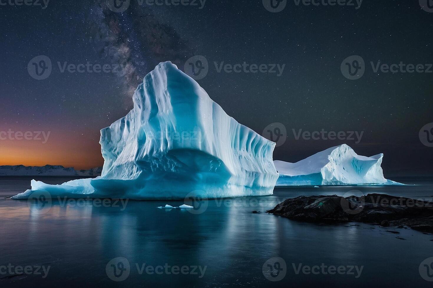icebergs flotante en el agua a puesta de sol foto