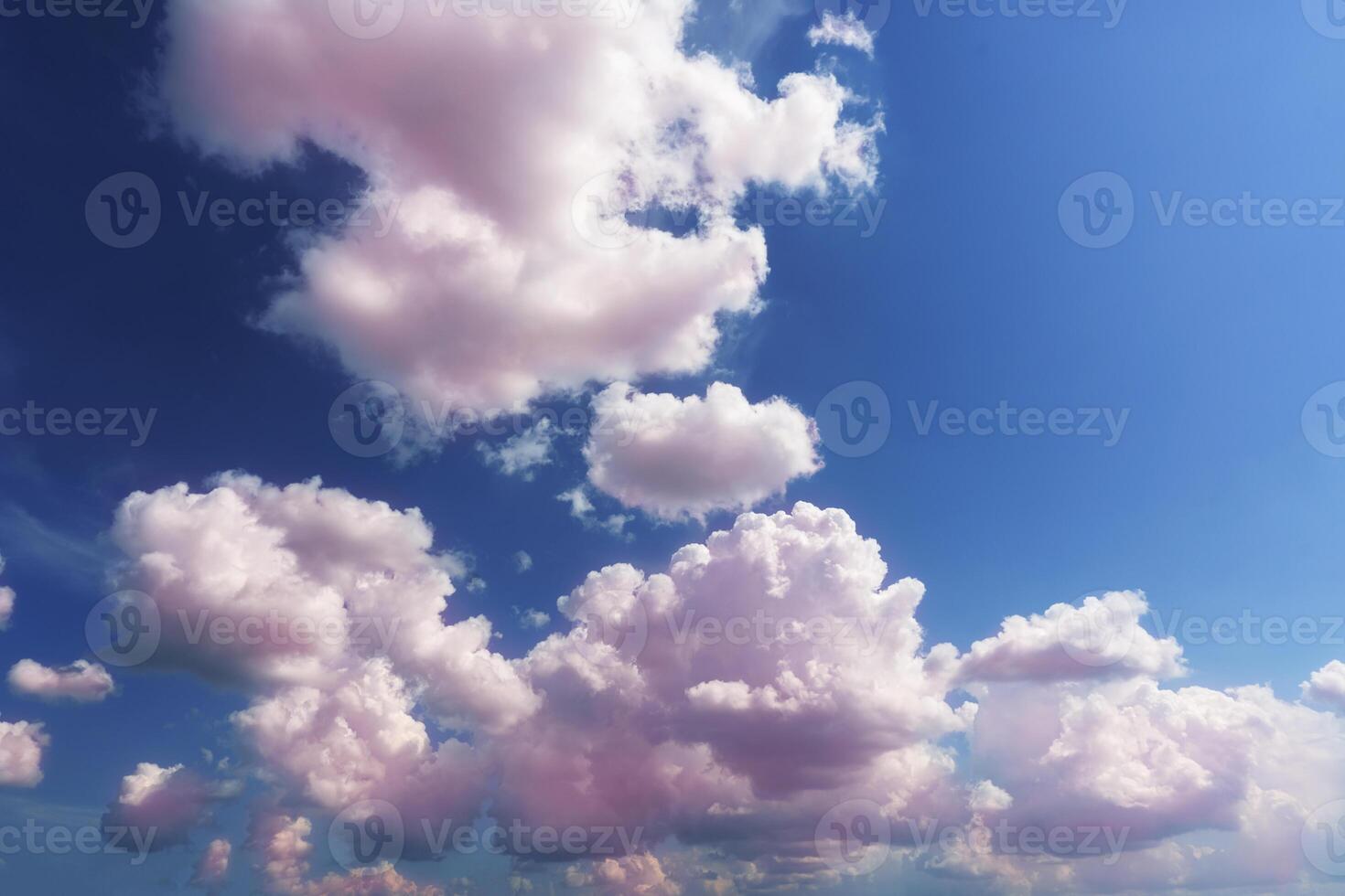 rosado cirro y cúmulo marcha atrás en un azul cielo antecedentes en un soleado verano día en bueno clima foto