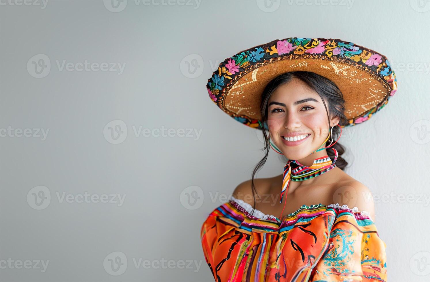 alegre mexicano dama en tradicional vestir y sombrero foto