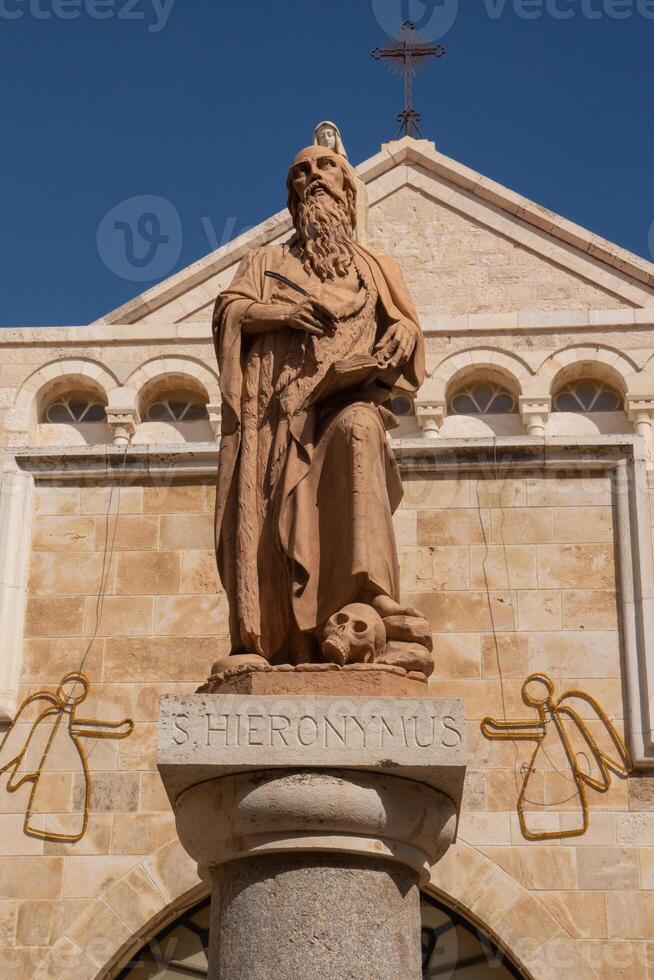 estatua de S t. jerónimo cerca el principal Entrada a el Iglesia de Santo catalina, Belén foto