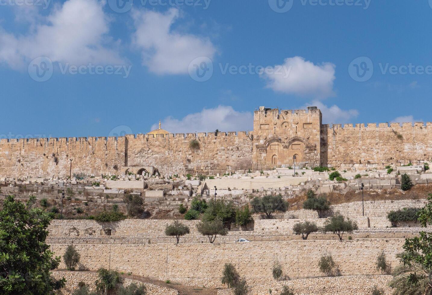ver de el dorado portón o portón de misericordia en el lado este de el templo montar de el antiguo ciudad de Jerusalén, Israel. alto calidad foto