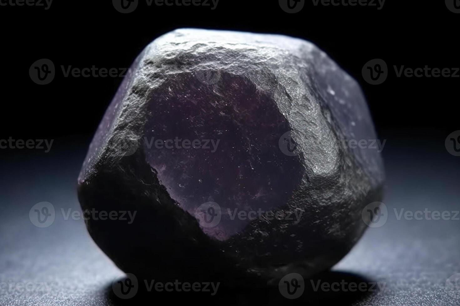 taafeito fósil mineral Roca. geológico cristalino fósil. oscuro antecedentes de cerca. foto
