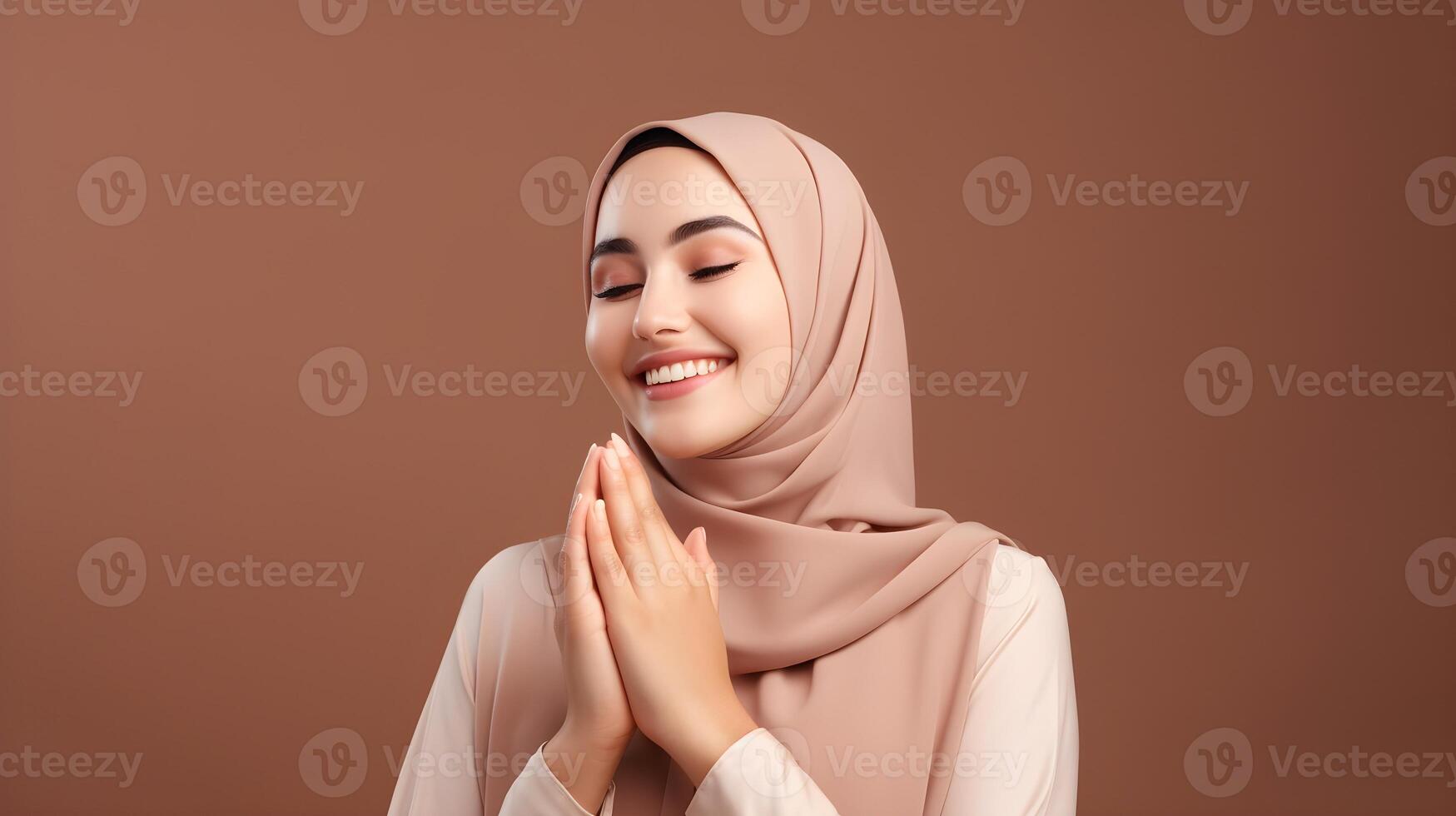 europeo mujer vistiendo bufanda es Orando y sonriente en marrón antecedentes foto