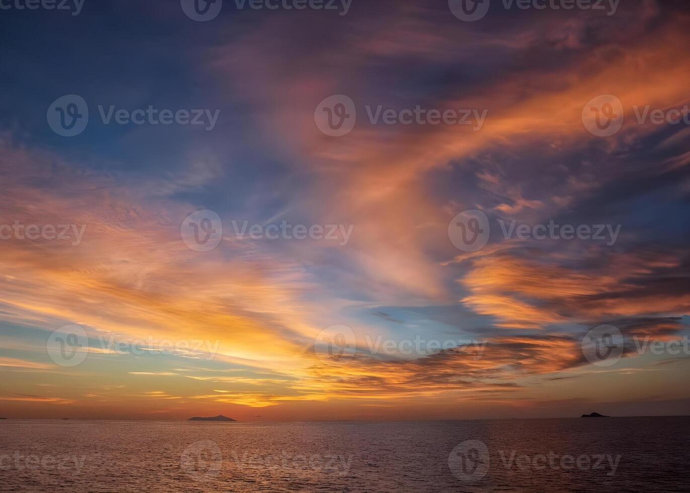 puesta de sol terminado el Oceano con nubes y montañas en el antecedentes foto