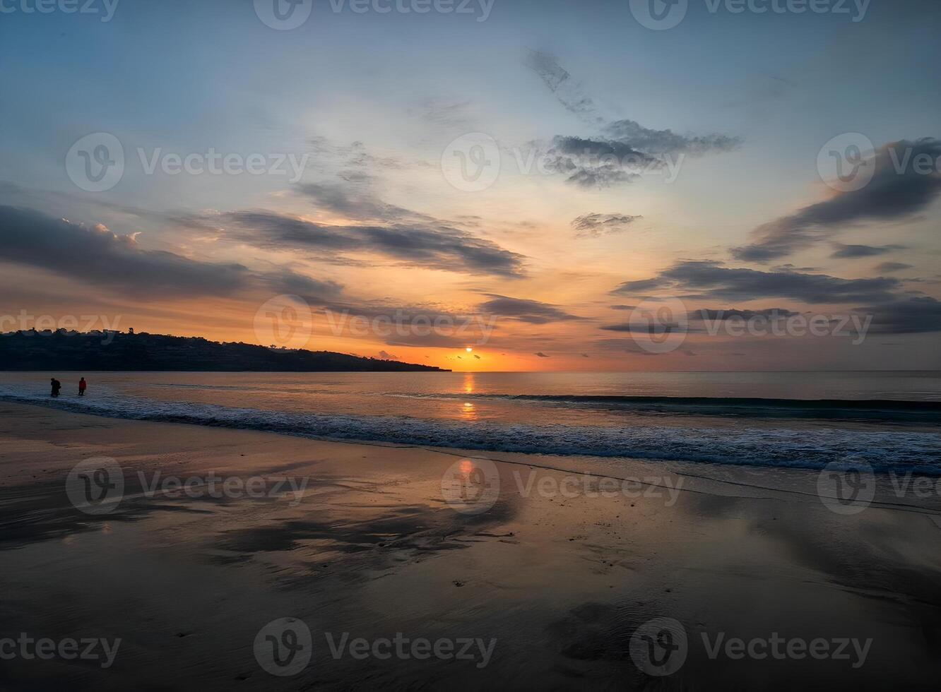 puesta de sol terminado el Oceano con nubes y montañas en el antecedentes foto