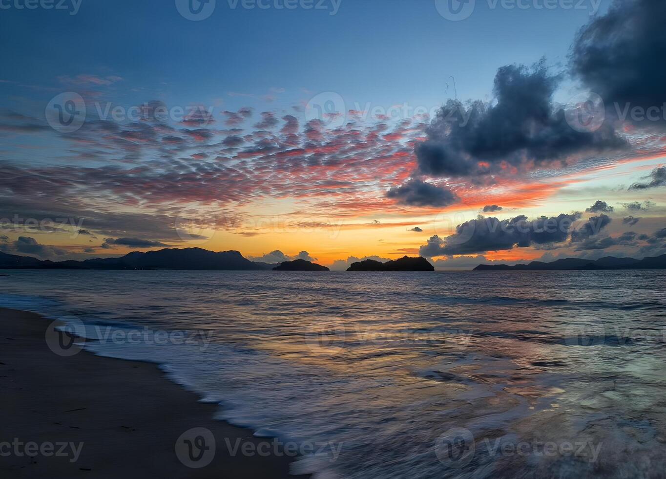 puesta de sol terminado el Oceano con nubes y montañas en el antecedentes foto