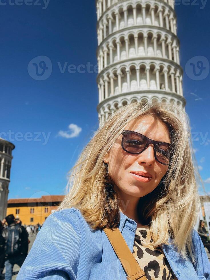 Happy woman travel in Italy, Leaning Tower of Pisa photo