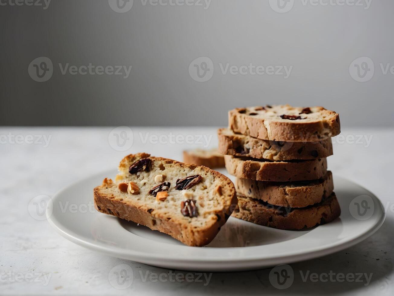 rebanadas de un pan con Pasas en un blanco plato foto