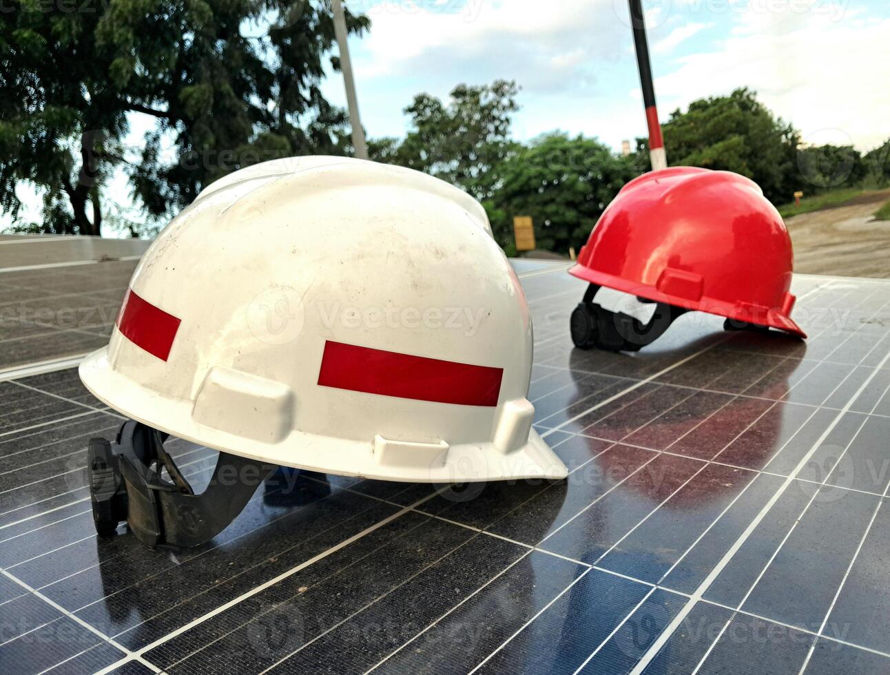 el plastico la seguridad casco aislado en panel surya antecedentes foto