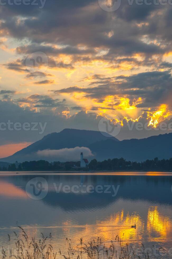 lago Forggensee cerca a inquieto en Algovia, Baviera, Alemania foto