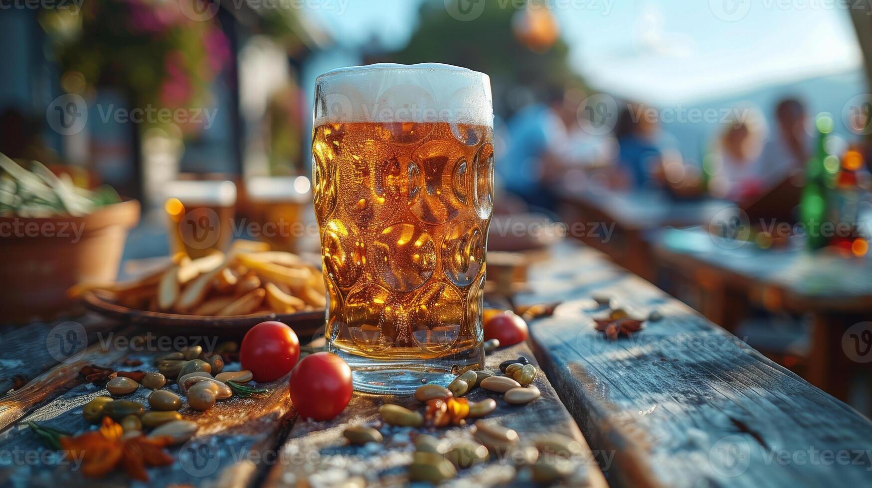 jarra de cerveza y meriendas en un de madera mesa en el jardín foto