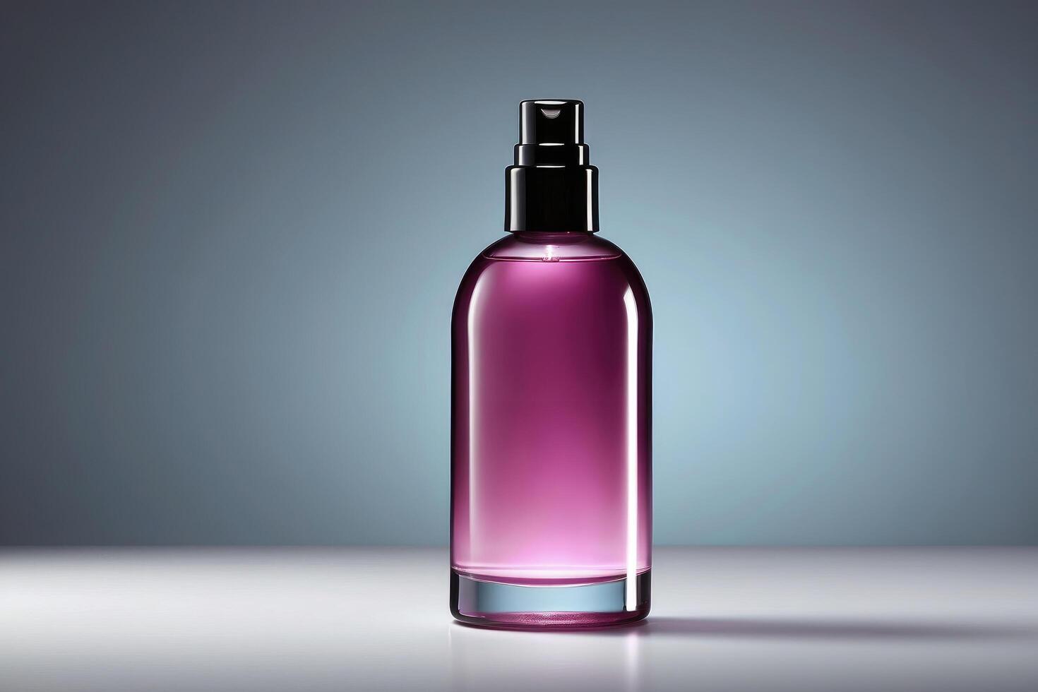 elegante púrpura degradado cosmético rociar botella - pulcro y moderno embalaje para lujo belleza marcas foto