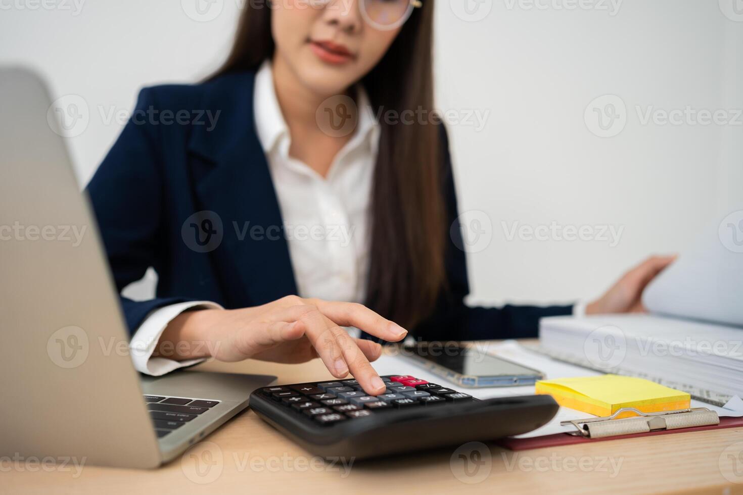 retrato de sonriente hermosa negocio asiático mujer a moderno oficina escritorio utilizando ordenador portátil a trabajo y escribir notas, negocio personas empleado Lanza libre en línea márketing comercio electrónico telemarketing concepto. foto