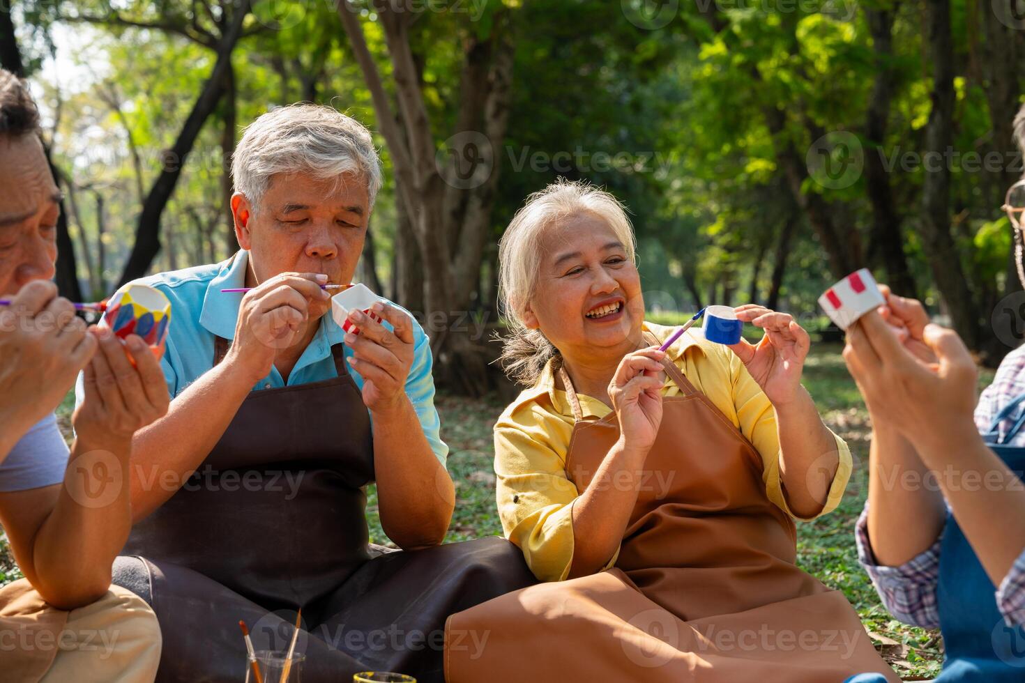 un grupo de asiático mayor personas disfrutar pintura cactus ollas y recreativo actividad o terapia al aire libre juntos a un mayor cuidado de la salud centro, estilo de vida conceptos acerca de antigüedad foto