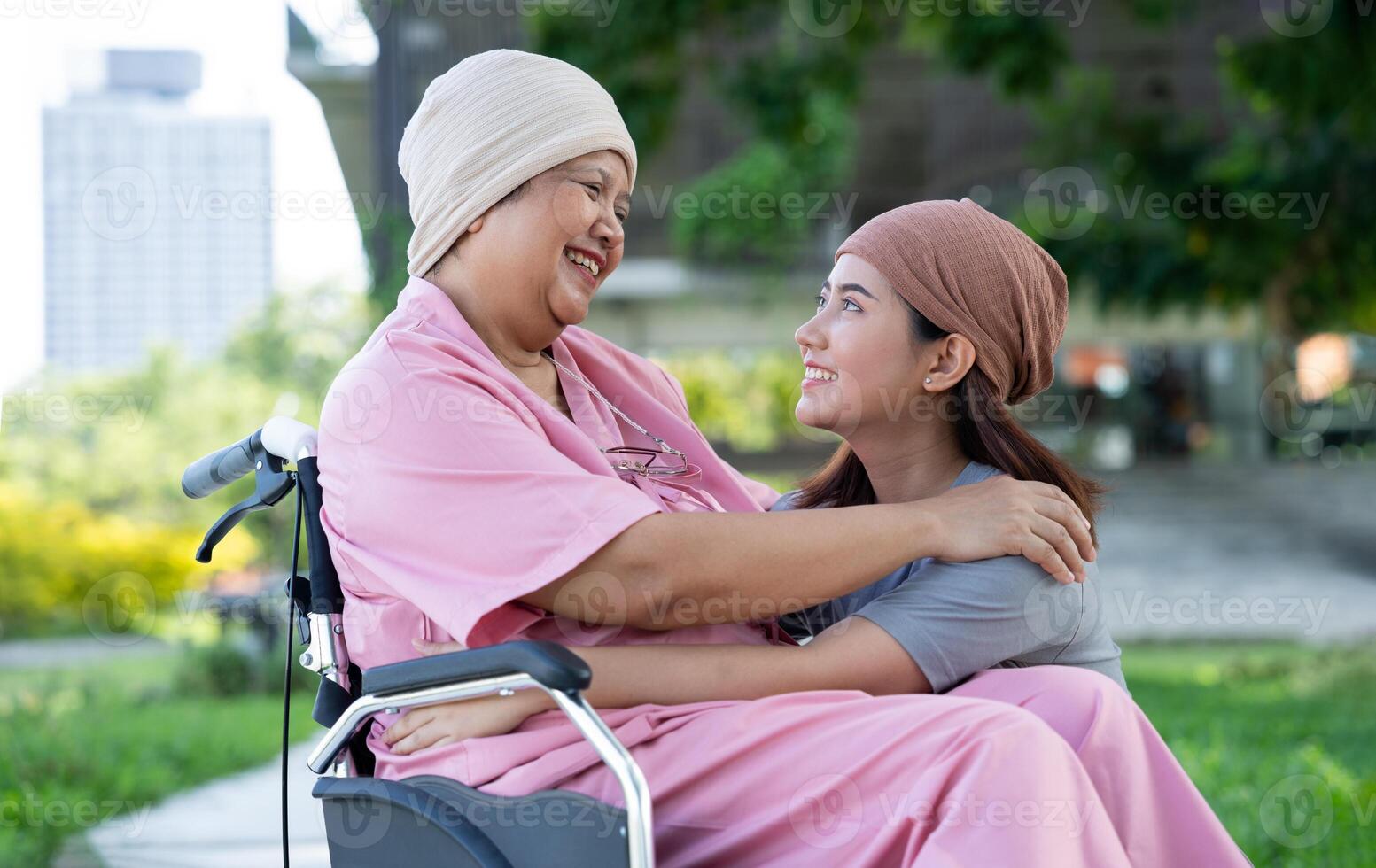 asiático Cuidado cuidador o enfermero y mujer con cáncer es sentado en un silla de ruedas. en el jardín. concepto de contento Jubilación con cuidado desde un cuidador y ahorros y mayor salud seguro. foto