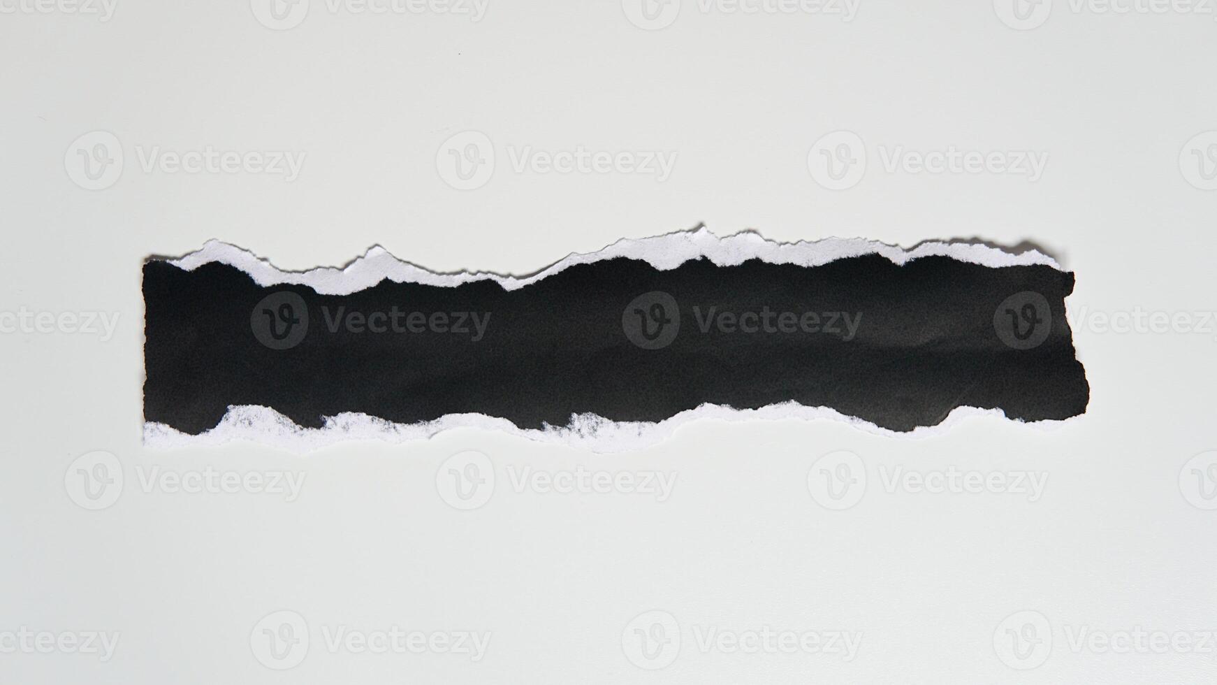 Rasgado negro papel sábana aislado en blanco antecedentes foto