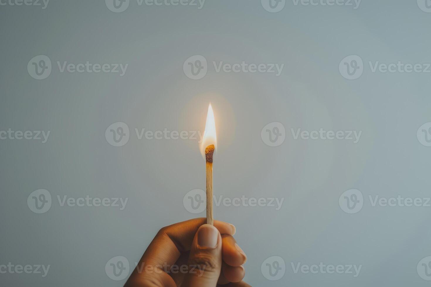 un hombre sostiene un ardiente partido en su mano foto