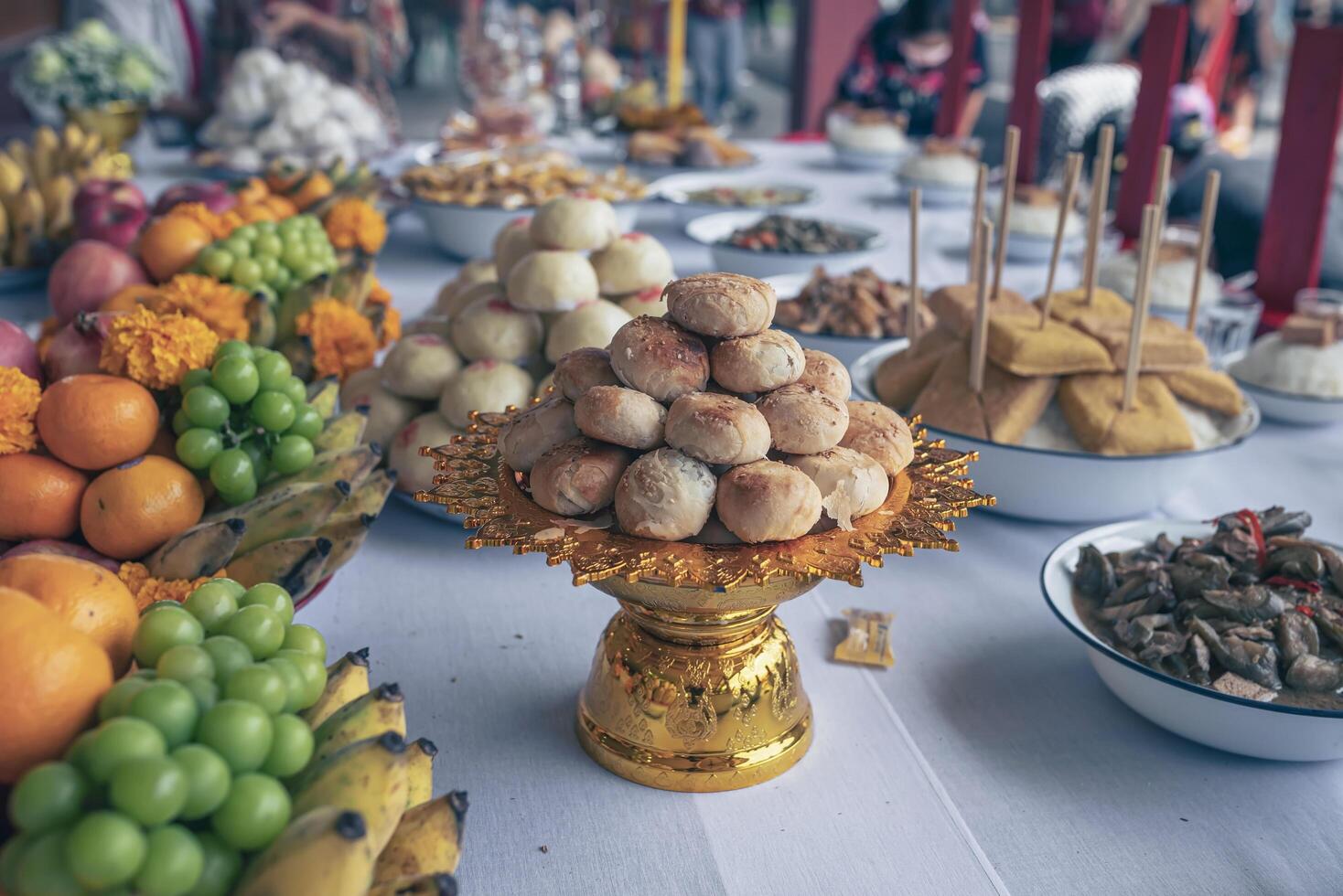 el primavera rollos son en el pan con comida y Fruta para adorando el fallecido según a budista creencias. foto