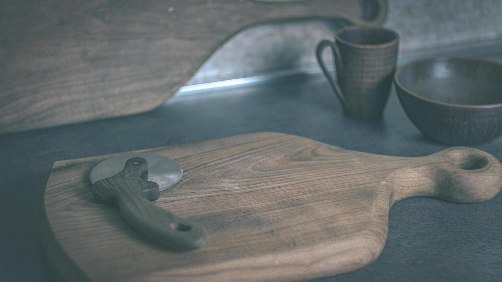 Pizza cuchillo con de madera nuez encargarse de en un Cereza corte tablero foto