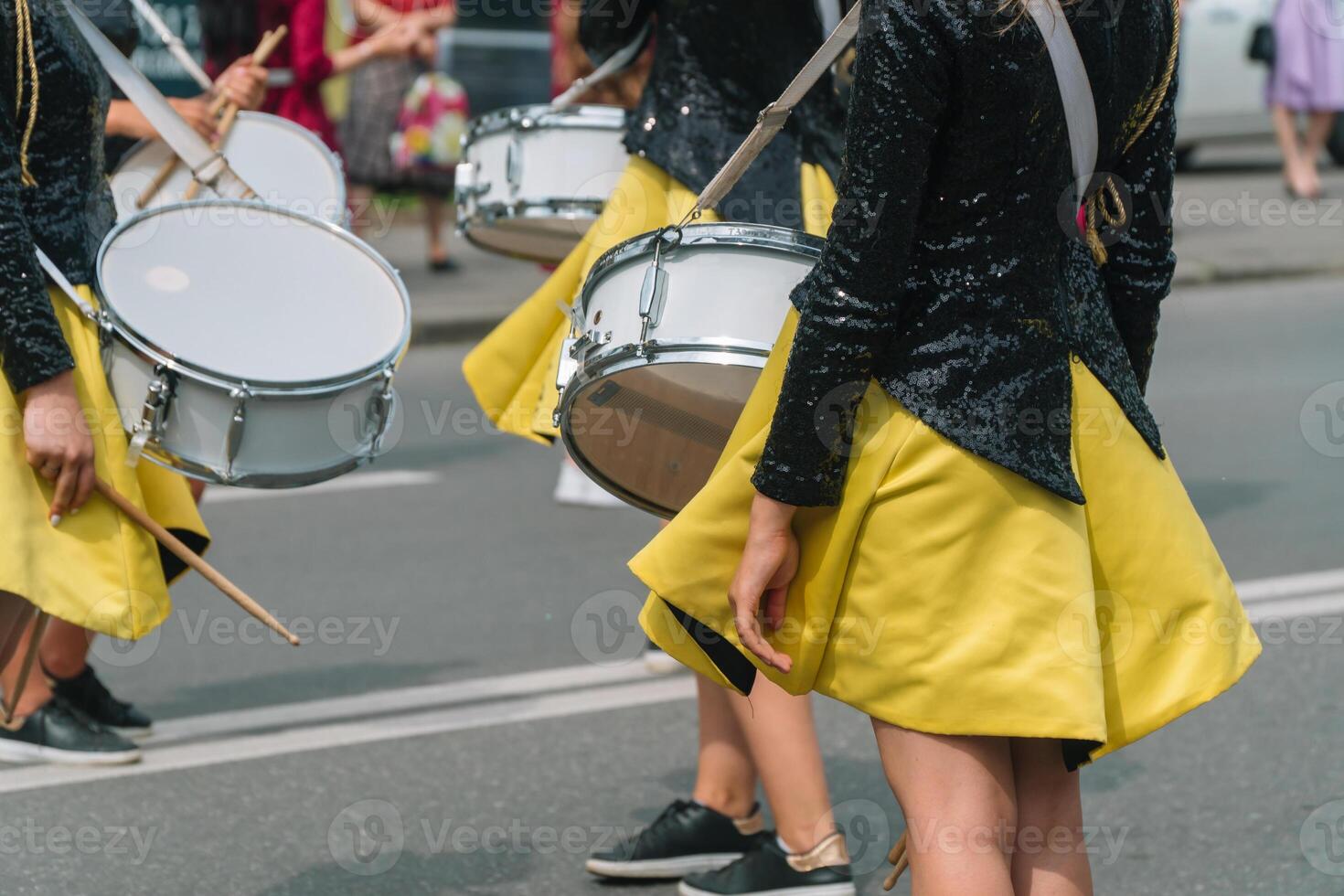 joven muchachas batería a el desfile. calle actuación foto