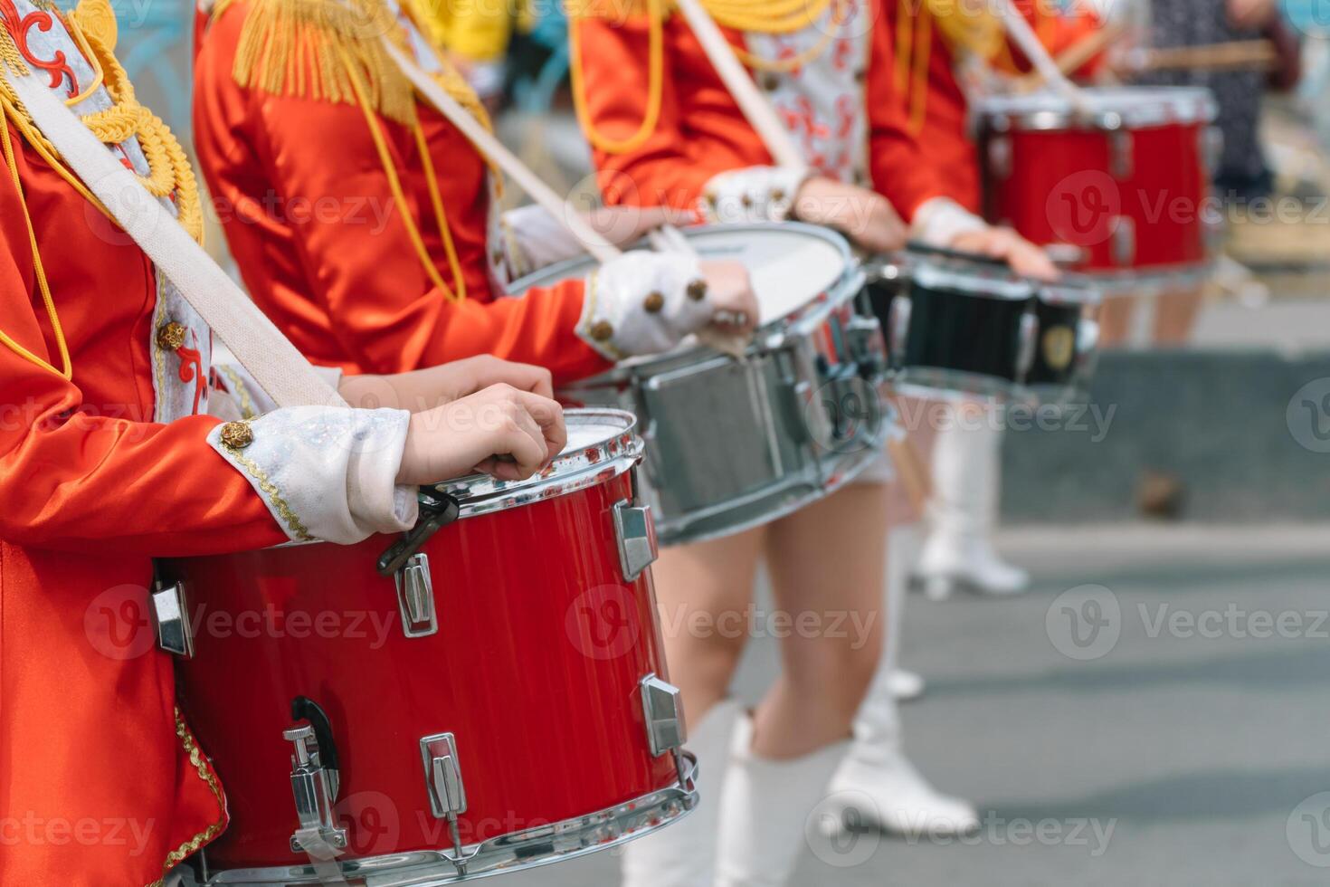 joven muchachas batería a el desfile. calle actuación. majorettes en el desfile foto