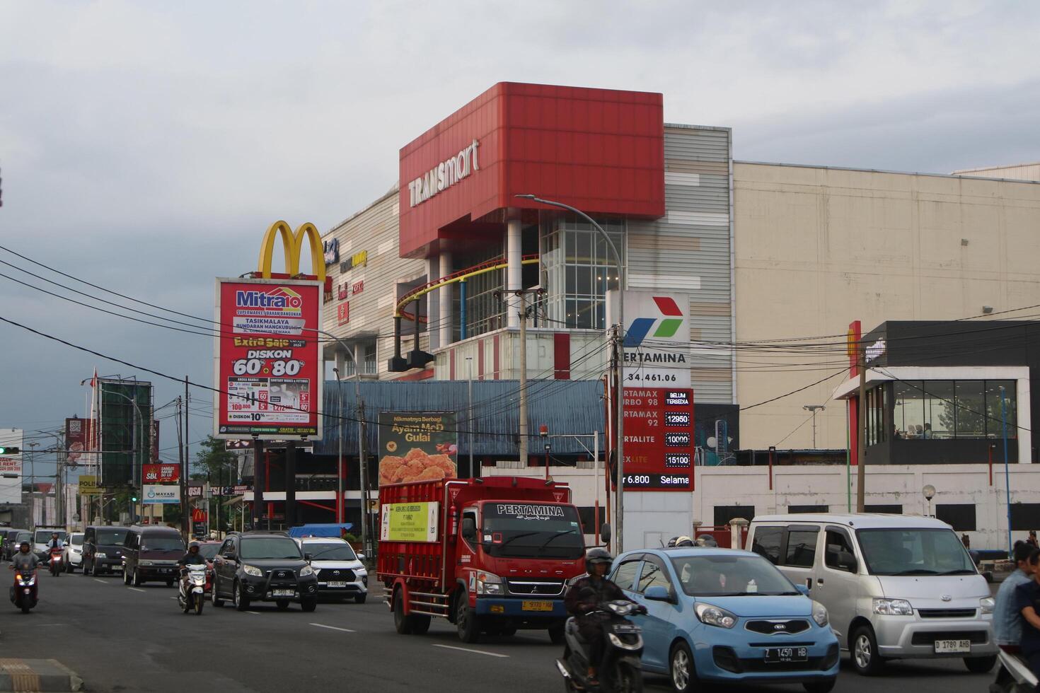 Tasikmalaya, West Java, Indonesia. April 06 2024. - Photo of the traffic scene in front of the TRANSMART Tasikmalaya mall.