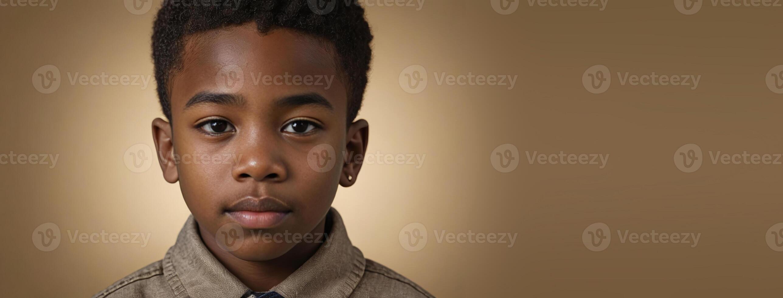un africano americano juvenil chico aislado en un oro antecedentes con Copiar espacio. foto