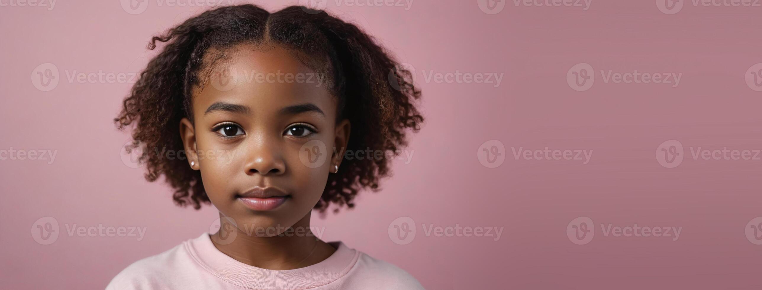 un africano americano juvenil niña aislado en un rosado antecedentes con Copiar espacio. foto