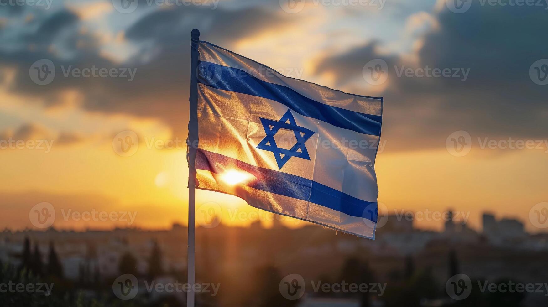 solemne Israel bandera revoloteando a oscuridad. yom hazikarón, israelí independencia día foto