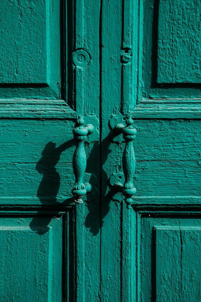 un cerca arriba de un verde puerta con un encargarse de foto