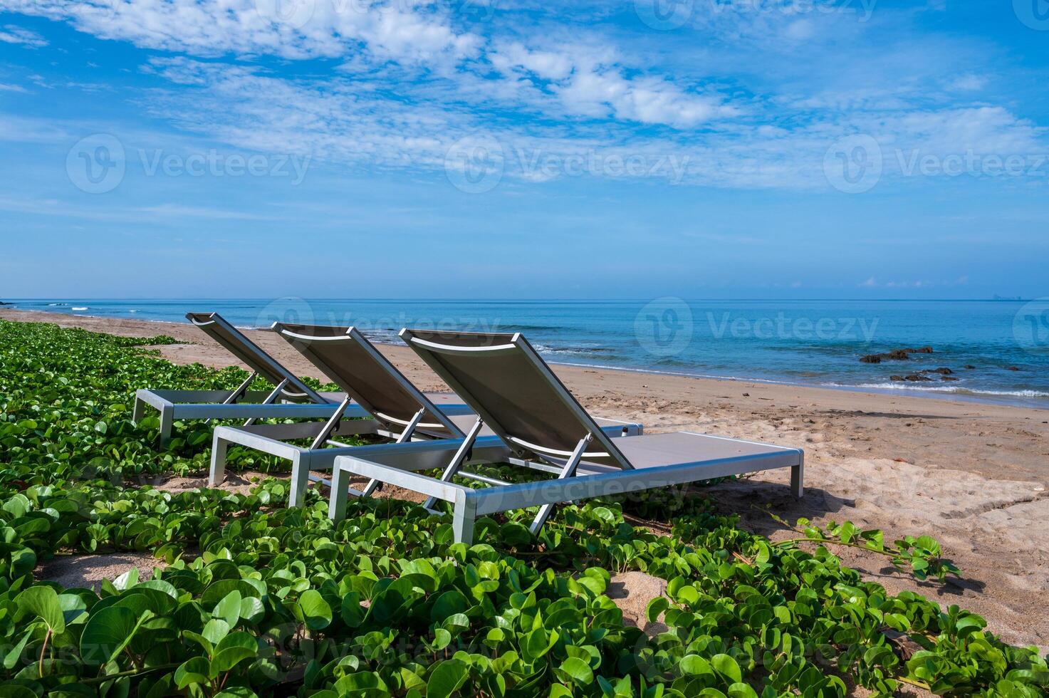 playa sillas y playa Mañana gloria en el playa a lanta isla, krabi, Tailandia foto