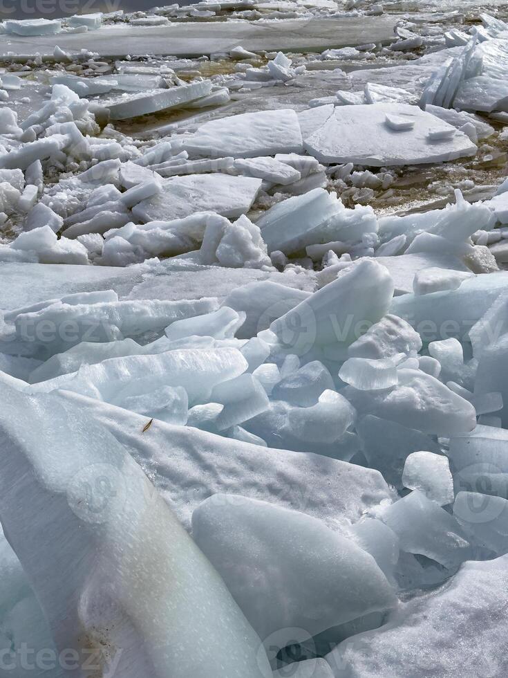 de cerca ver de derritiendo hielo y nieve revelador agua y rocas bajo, un firmar de estacional cambiar. foto