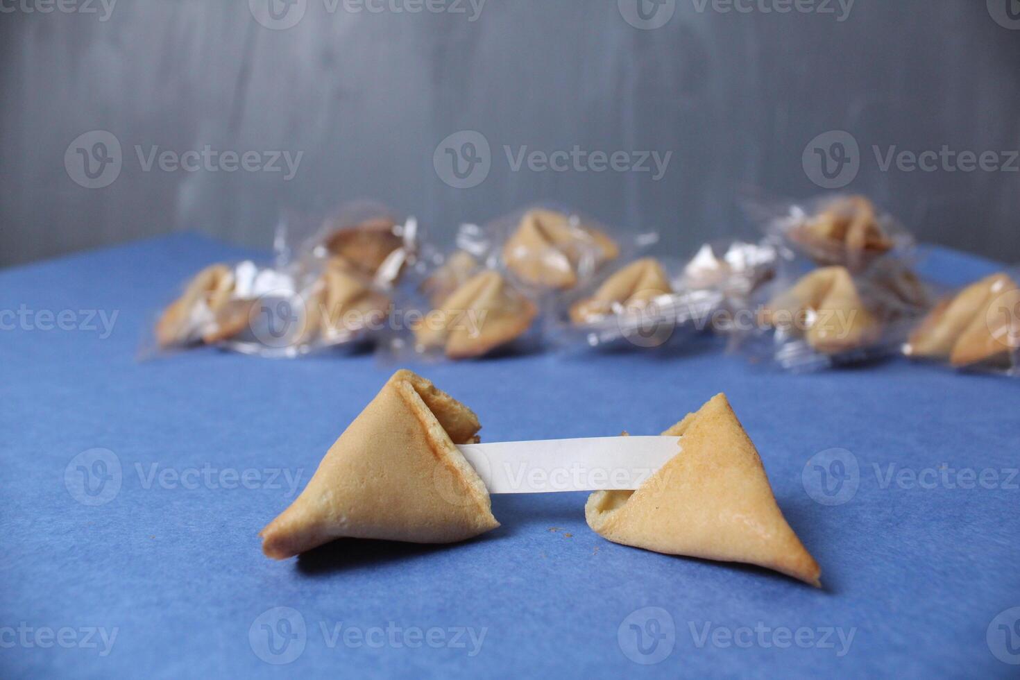 Galleta predicción texto en un apisa en un azul antecedentes. nuevo años víspera copyspace tradiciones foto