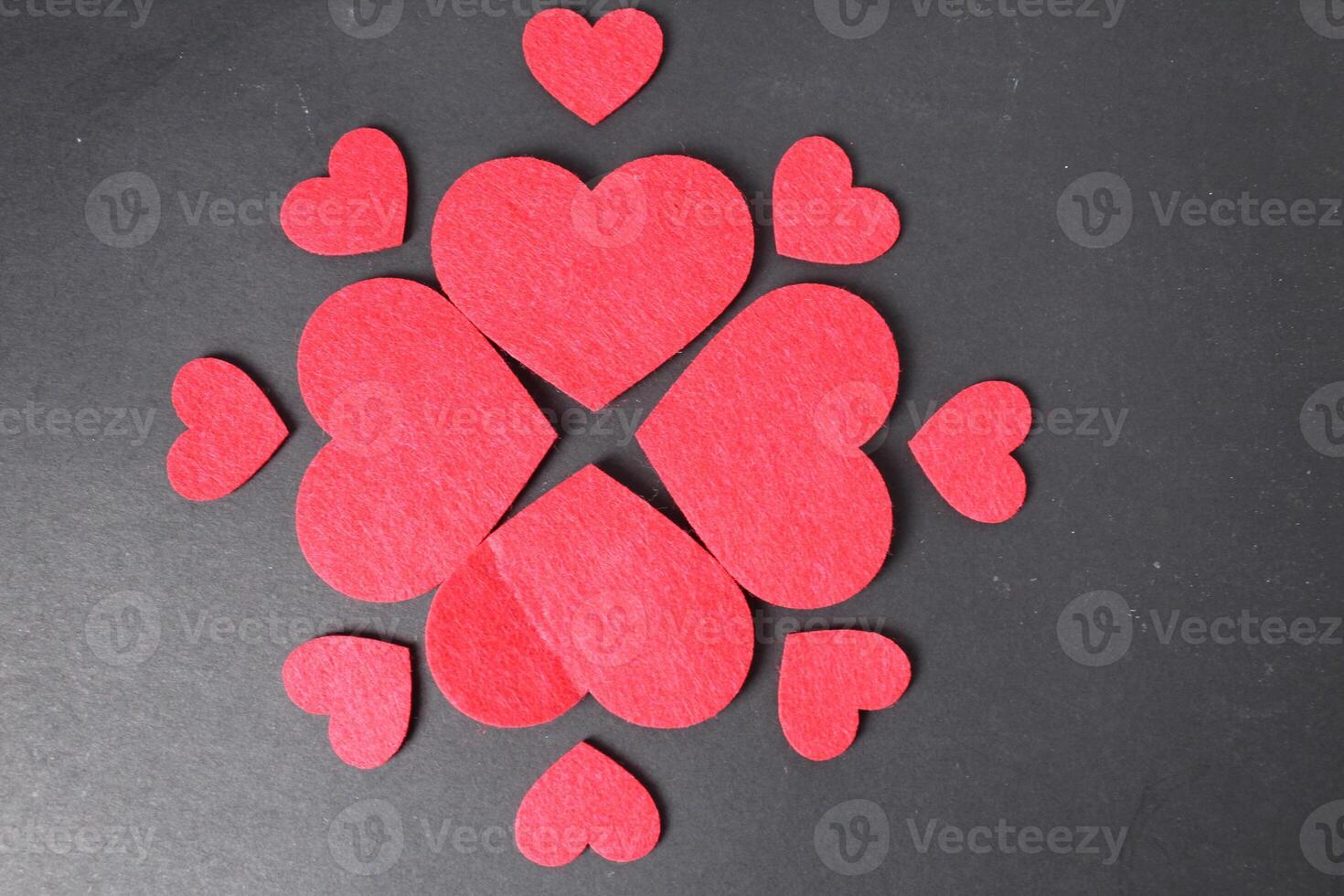 modelo ornamento de rojo étra corazones en negro antecedentes. lo esencial de mosaico tagán. San Valentín día San Valentín día concepto foto