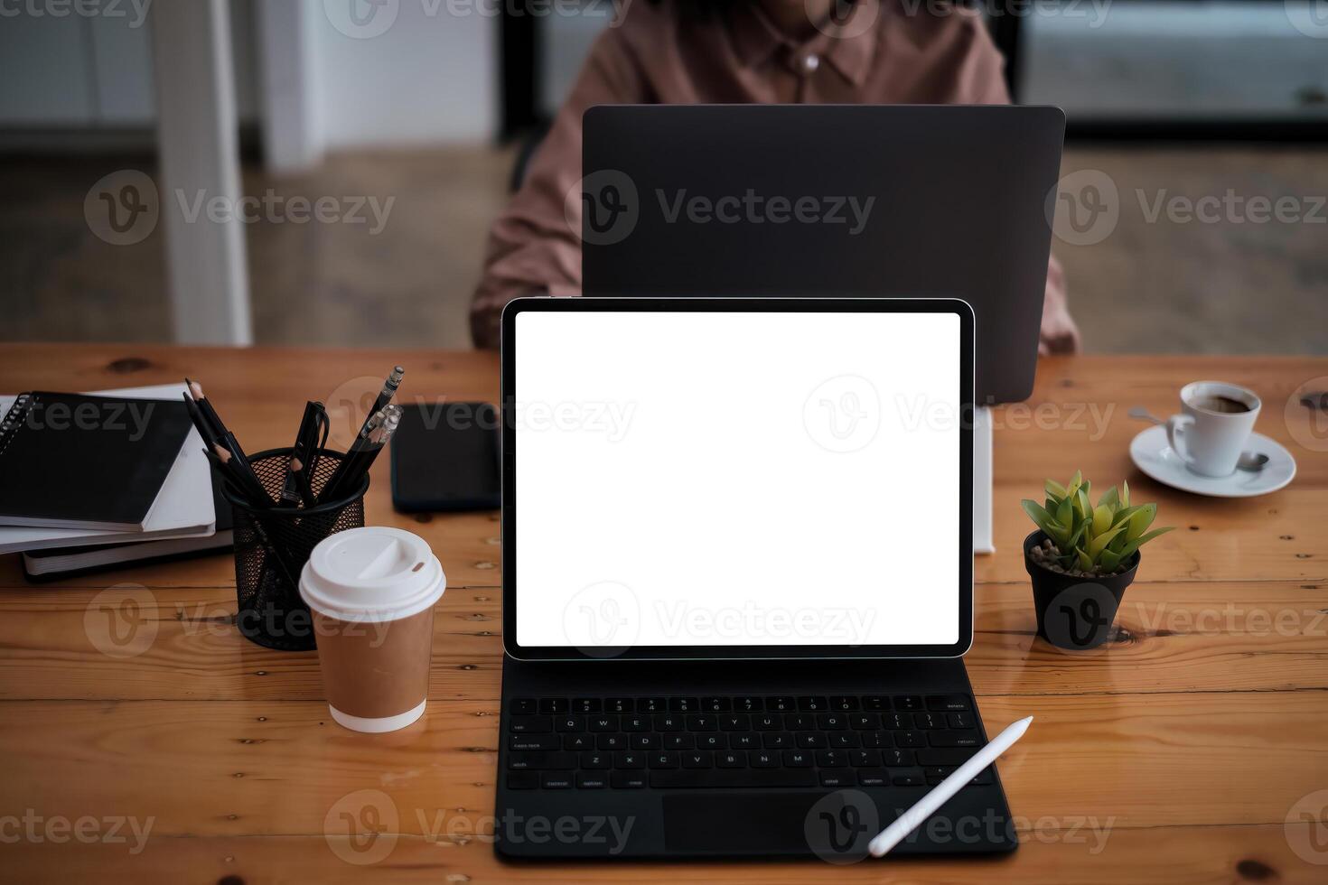 Bosquejo imagen de negro tableta con teclado y blanco blanco pantalla con negocio equipo trabajando a antecedentes en de madera escritorio. foto