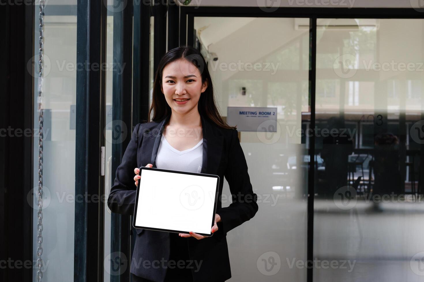 negocio mujer participación digital tableta con blanco pantalla a oficina foto