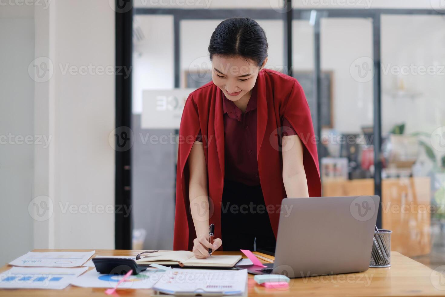 negocio mujer hacer financiero contabilidad valores mercado gráficos análisis en papeleo en oficina. foto