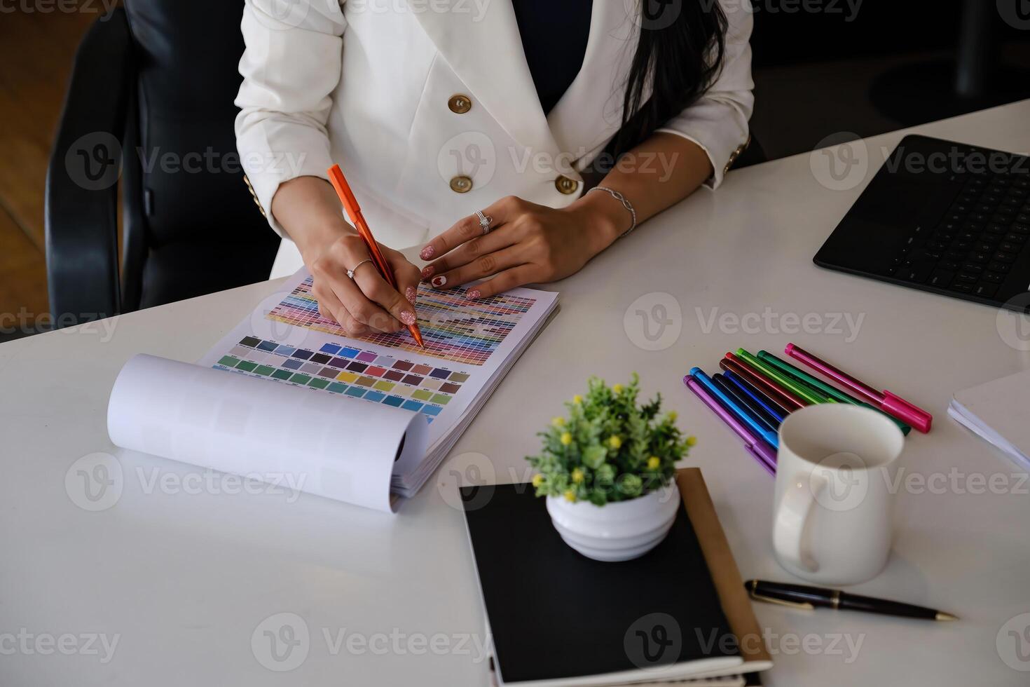 alegre de negocio mujer elegir color para dar conjunto a su cliente mientras éxito trato. foto