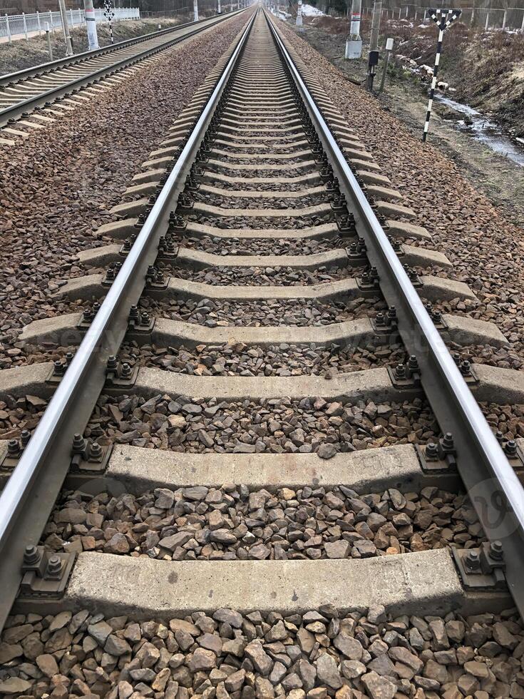 directo ferrocarril pista yendo dentro el distancia, alta velocidad ferrocarril foto