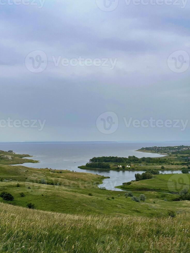 un maravilloso Angulo alto Disparo de un acantilado a lo largo el volga río banco, presentando el vasto río en contra un escénico paisaje foto