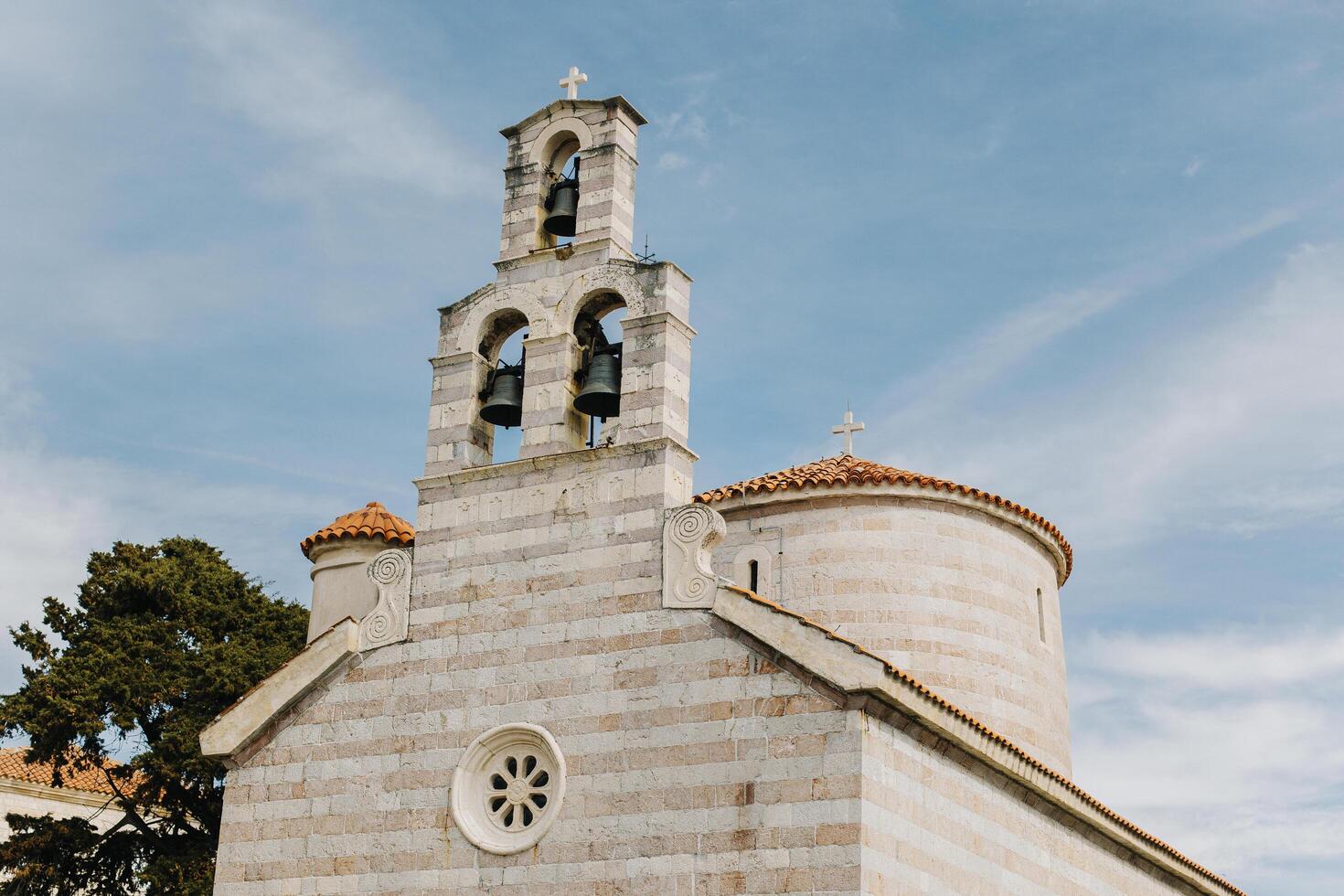 antiguo Iglesia en un soleado día en el antiguo pueblo de buda, montenegro foto
