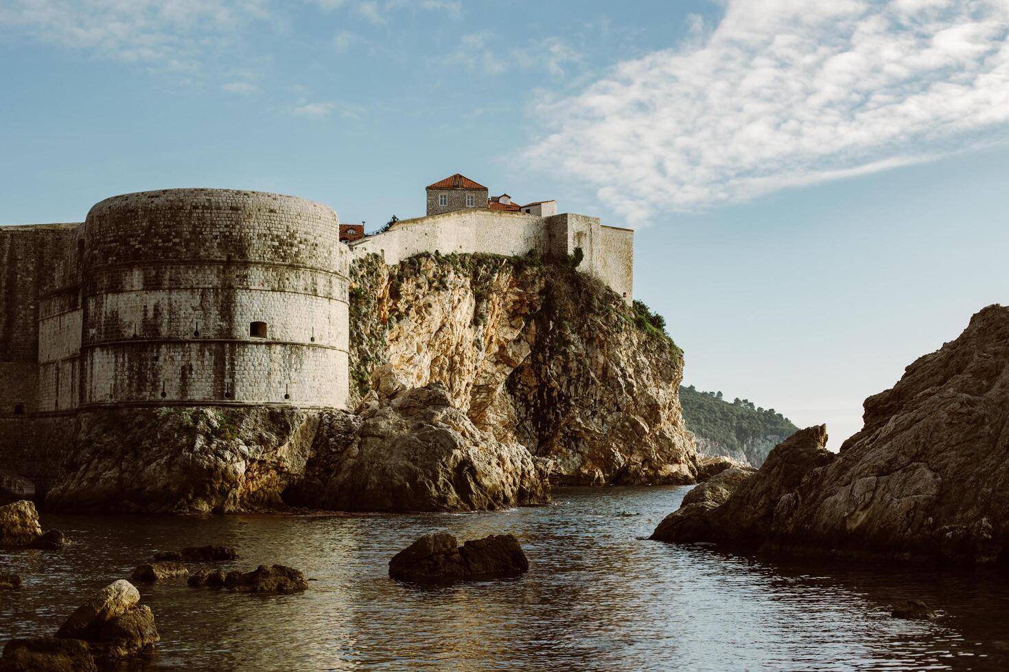 increíble ver de Dubrovnik antiguo pueblo y el mar. viaje destino en Croacia. foto