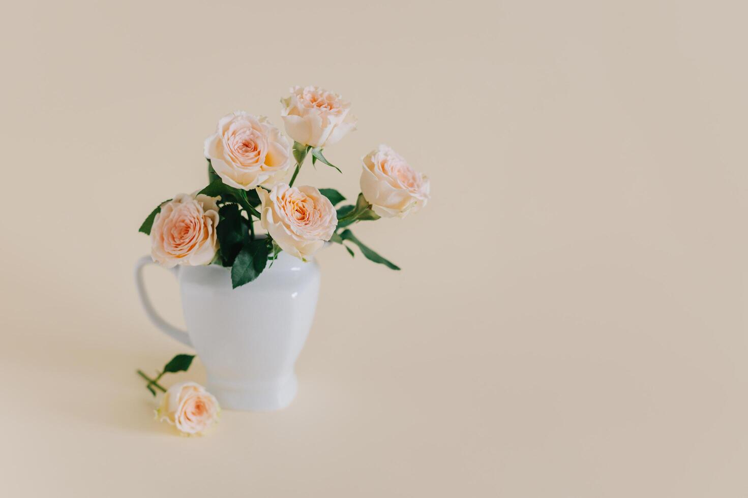 oferta Rosa flores en un florero en un rosado pech pastel antecedentes. foto