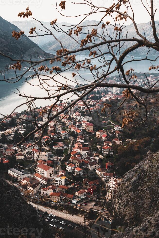 increíble ver de kotor antiguo ciudad y el mar desde el colina. viaje destino en montenegro foto