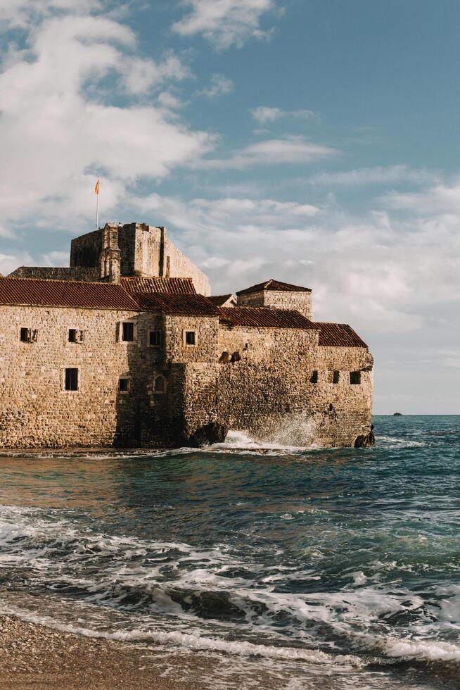 increíble ver de Budva antiguo pueblo y el mar. foto